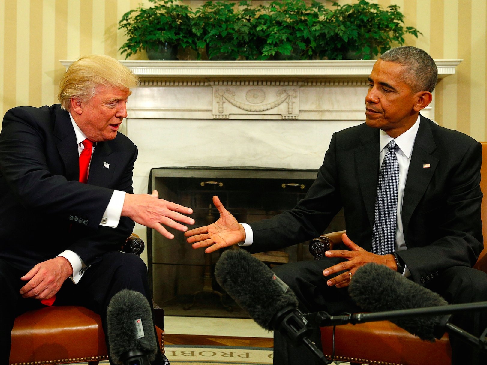 Tai khoan mang xa hoi cua Tong thong My chuyen giao ra sao? hinh anh