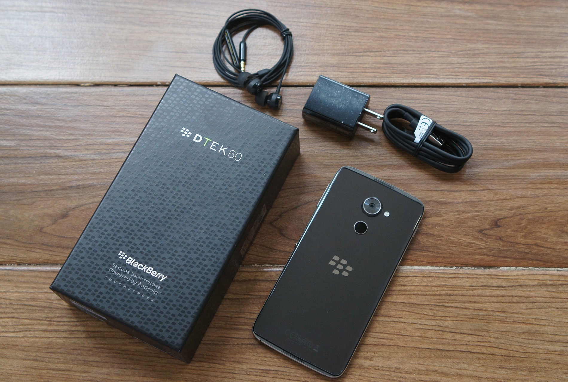 Mo hop BlackBerry DTEK60 gia 14 trieu sap len ke hinh anh