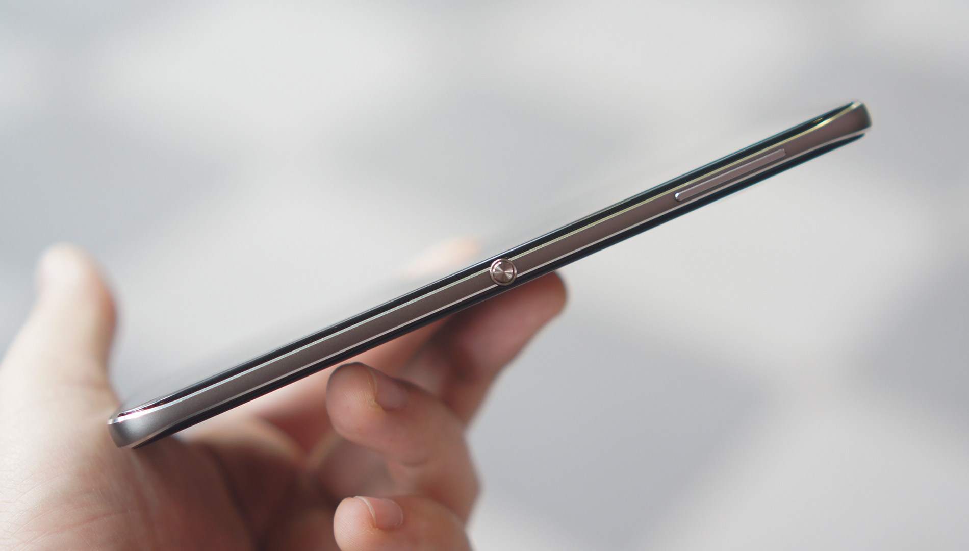 Mo hop BlackBerry DTEK60 anh 9