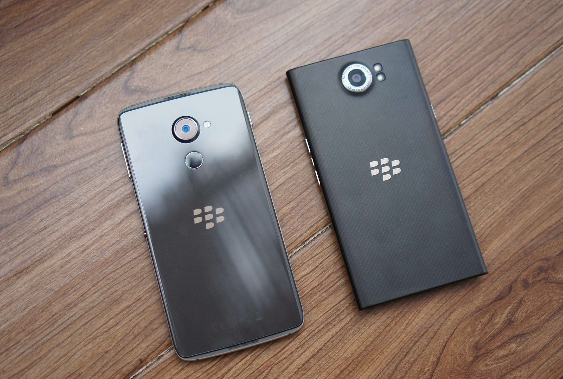 Mo hop BlackBerry DTEK60 anh 12