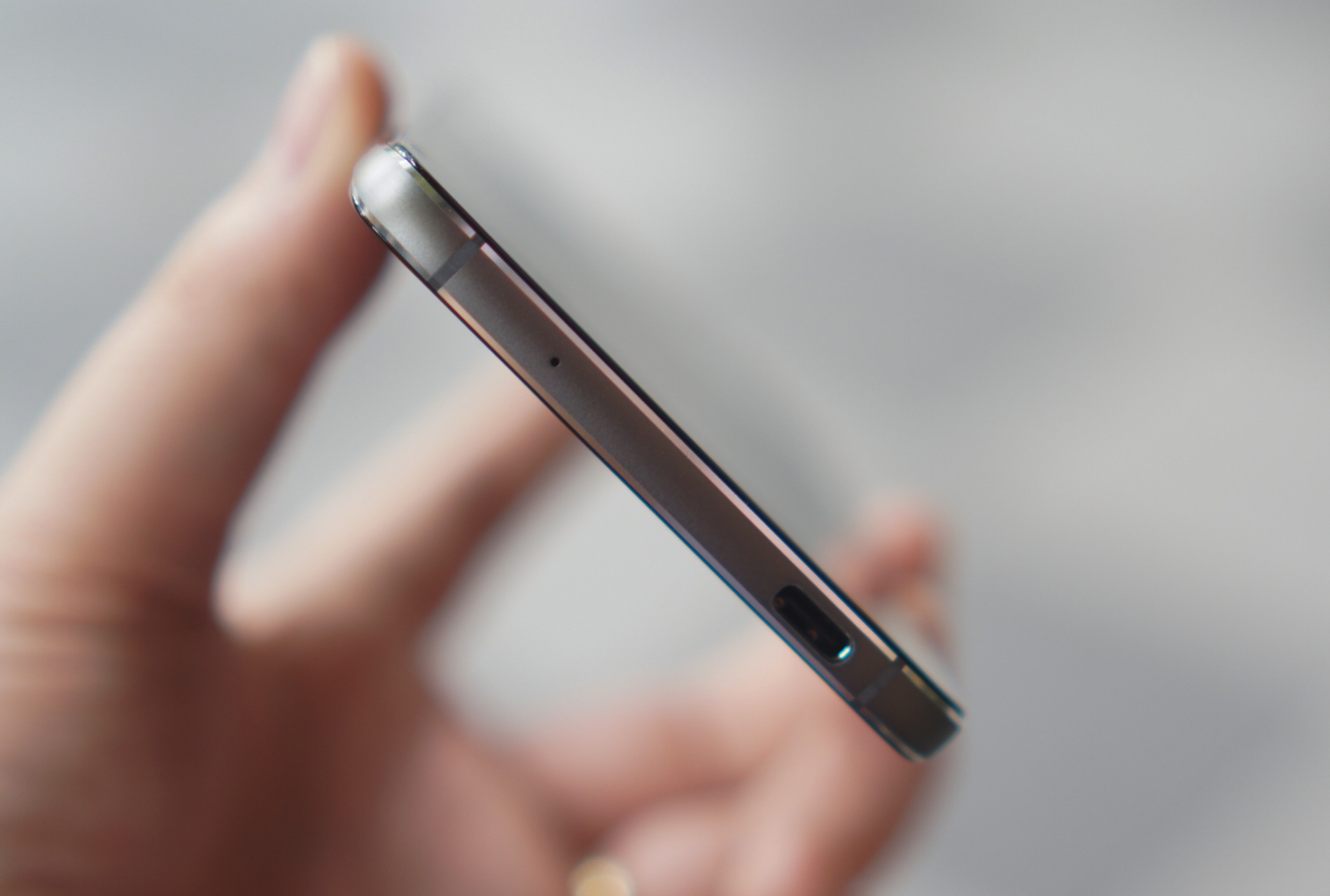 Mo hop BlackBerry DTEK60 anh 4