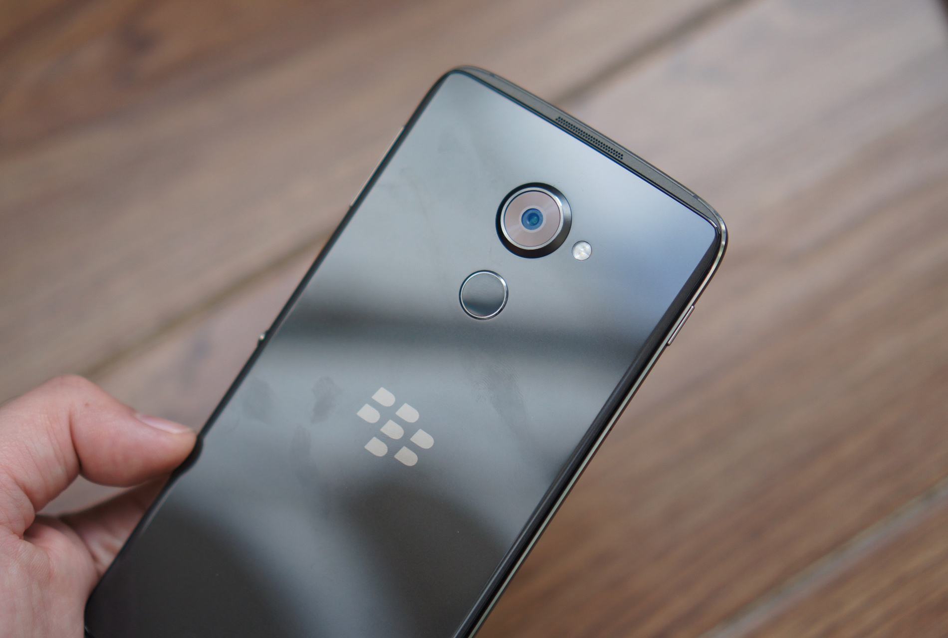 Mo hop BlackBerry DTEK60 anh 5