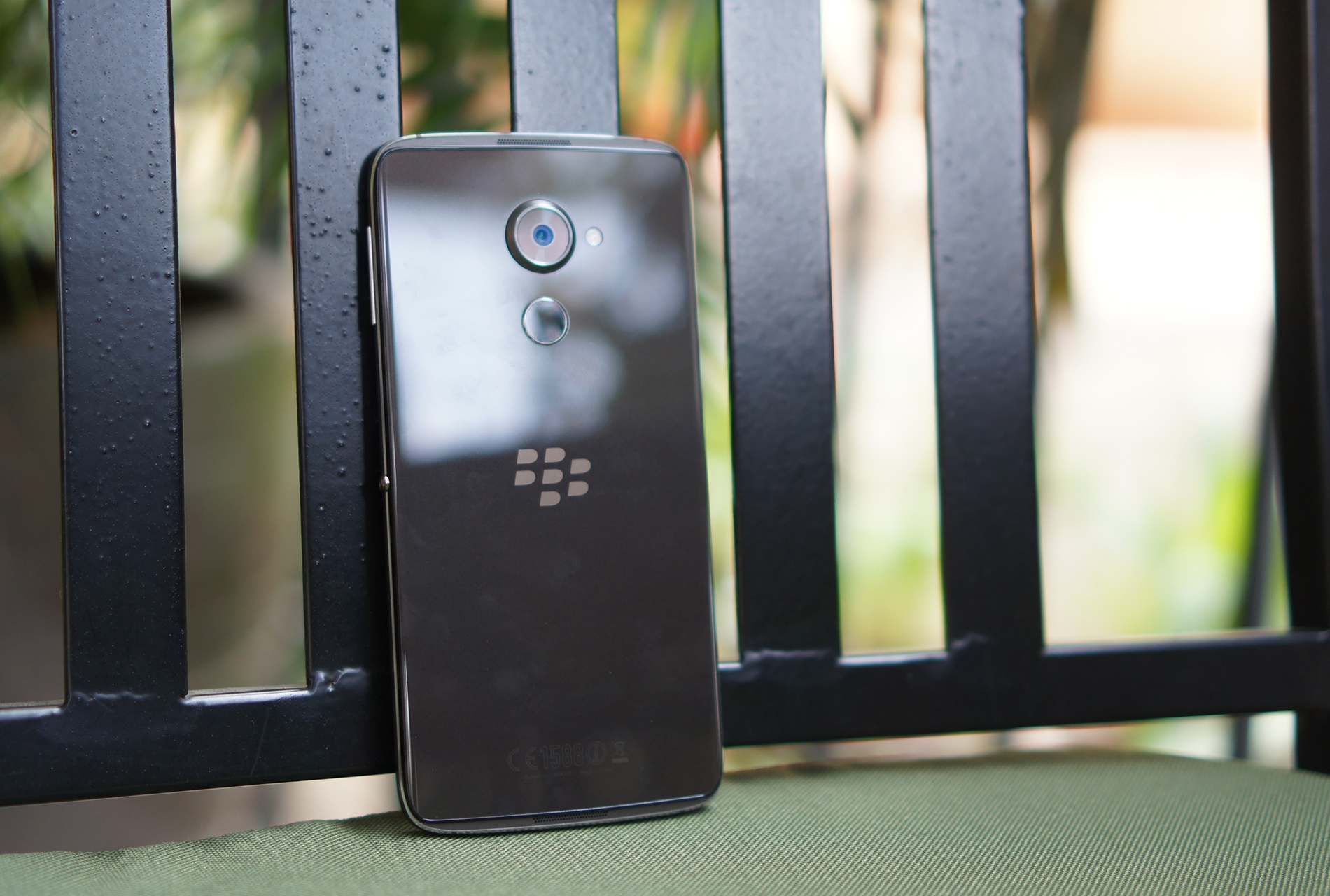 Mo hop BlackBerry DTEK60 anh 13