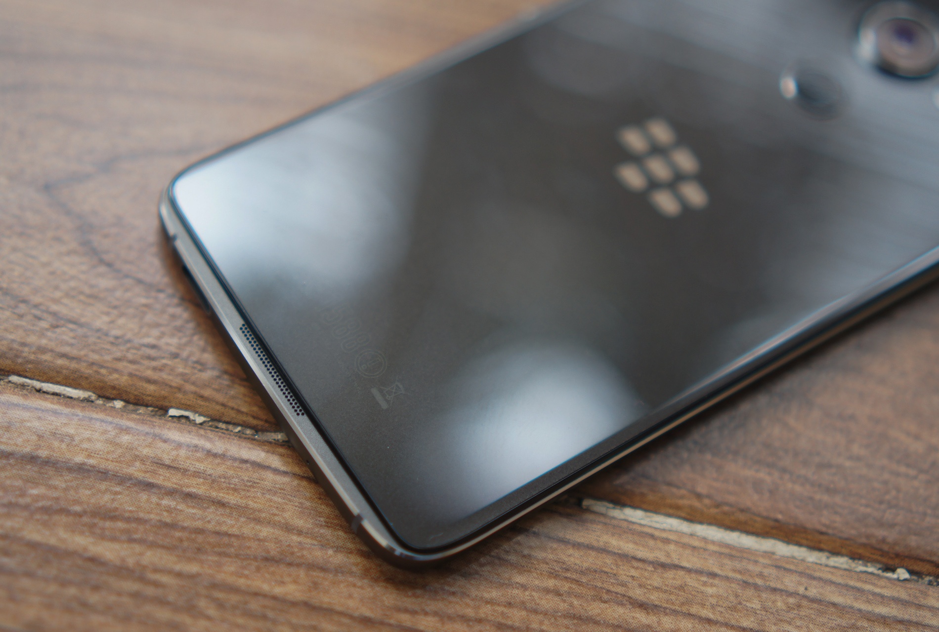 Mo hop BlackBerry DTEK60 anh 6