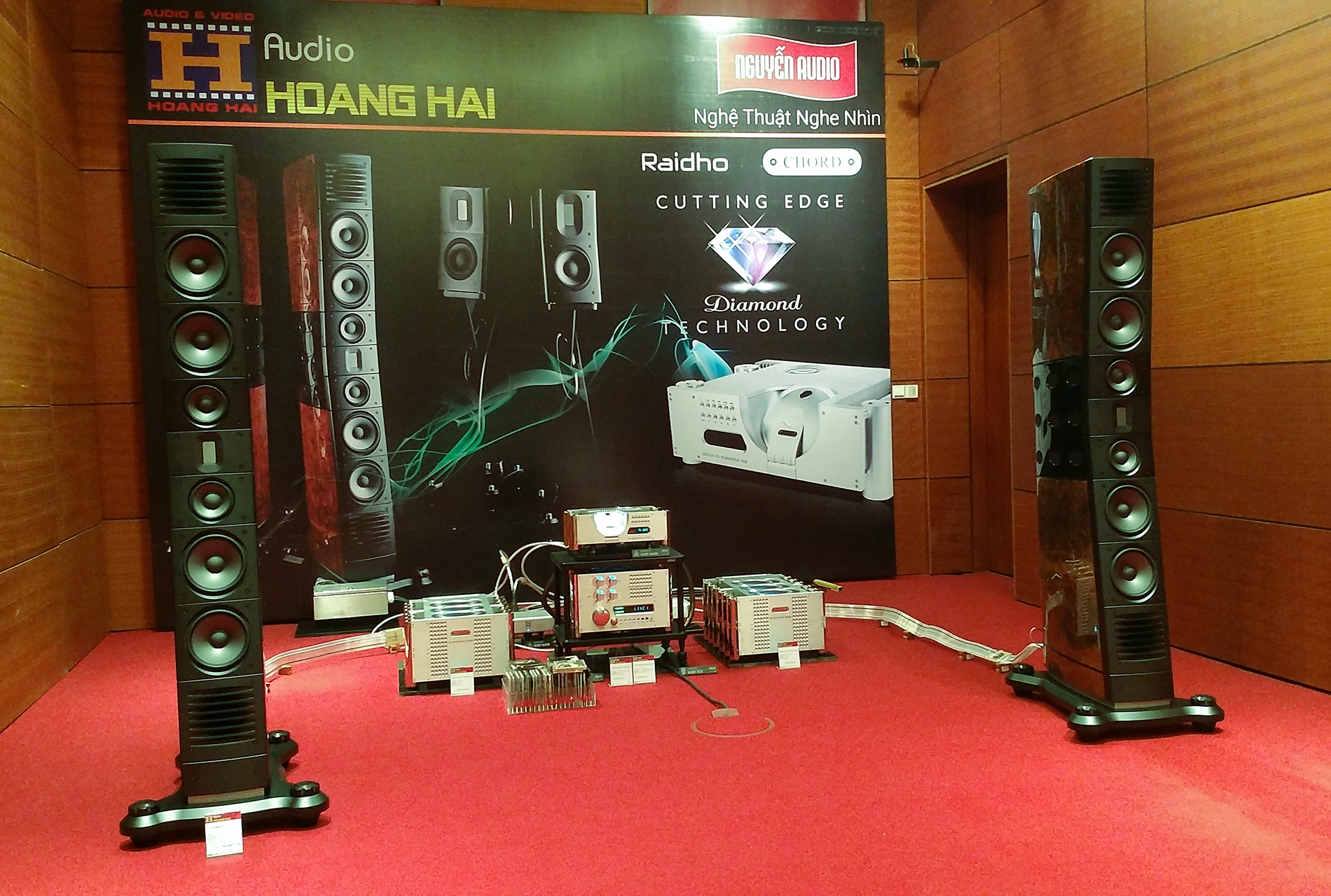 loa tien ty tai AV Show Ha Noi anh 1