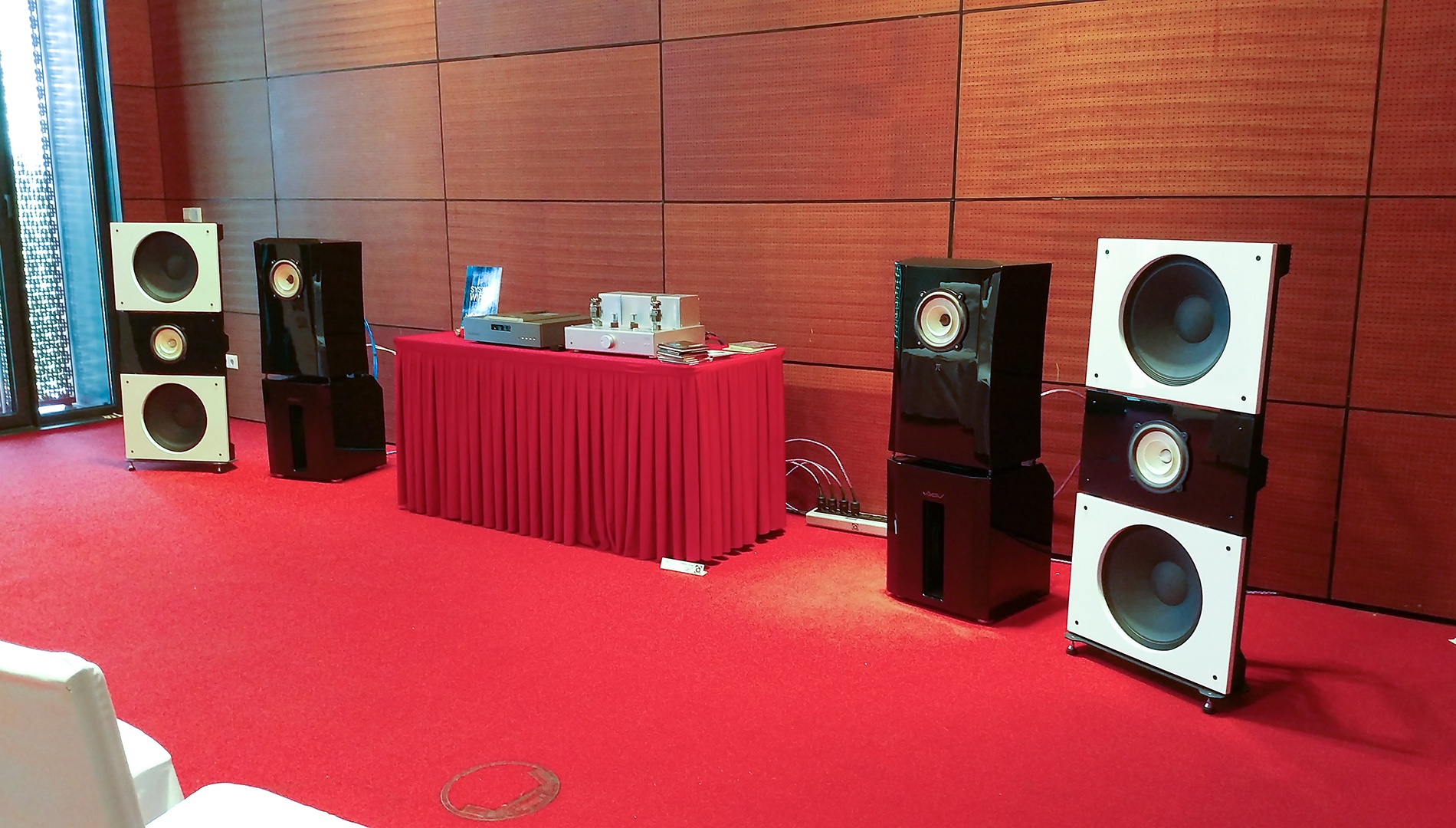 loa tien ty tai AV Show Ha Noi anh 3