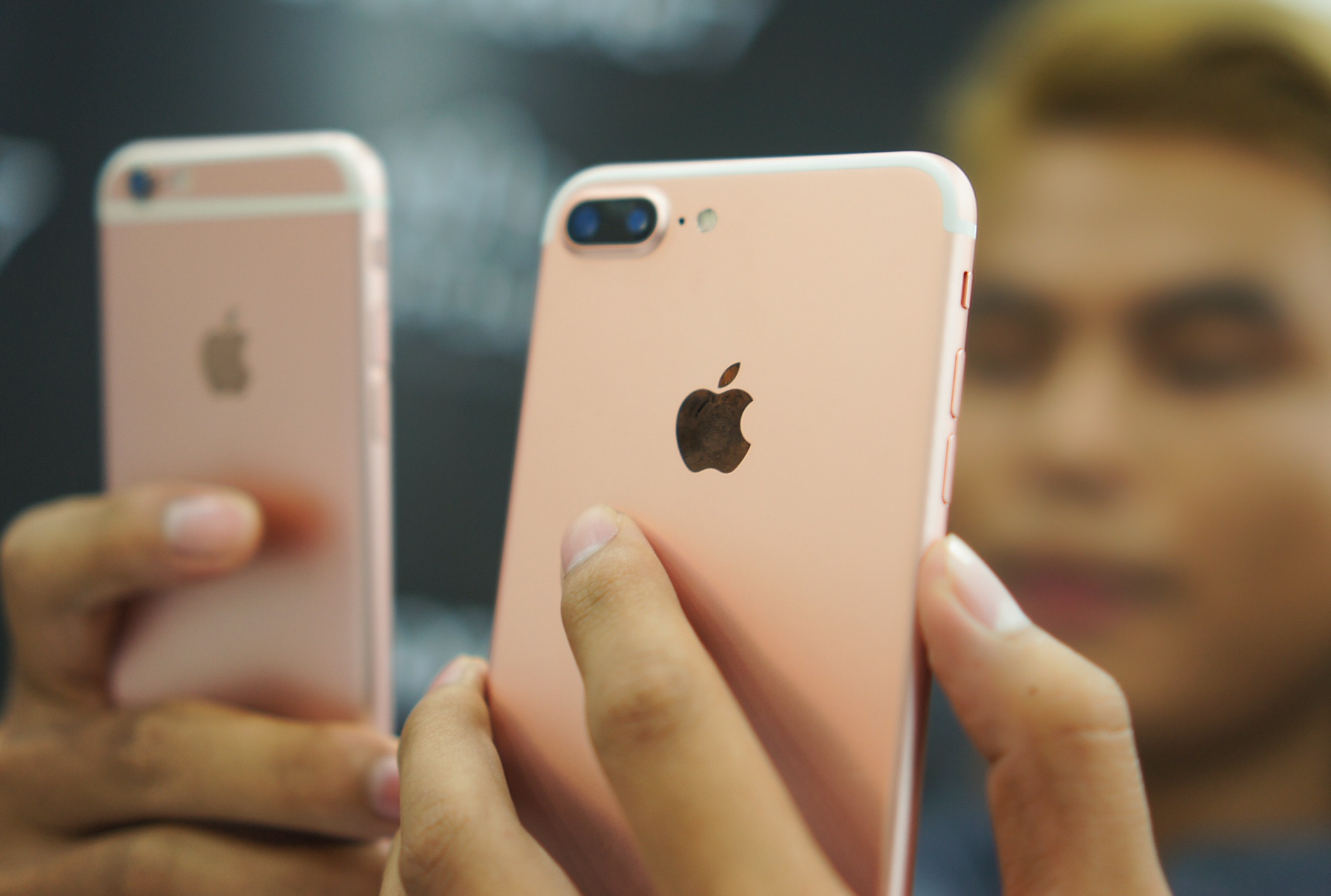 Di dong cao cap lu luot giam gia kich cau cuoi nam hinh anh