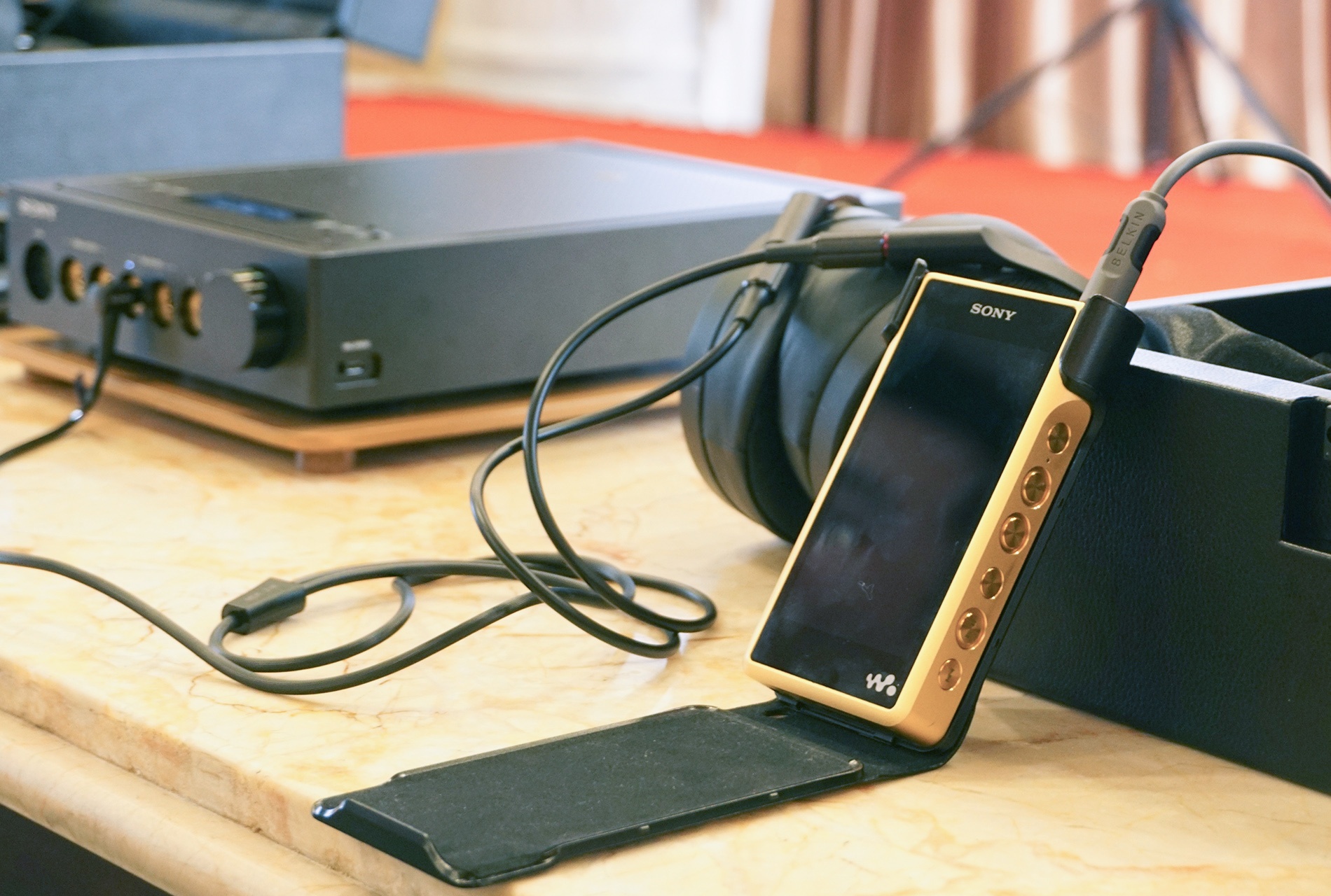 Bo san pham am thanh di dong gia 150 trieu tai Ha Noi hinh anh