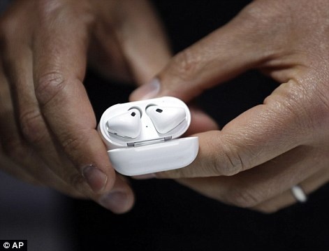 Tai nghe khong day Apple AirPods den tay nguoi dung hinh anh