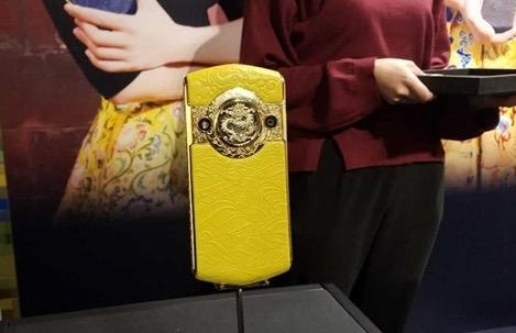 Di dong camera truoc 30 MP gia 3.000 USD tu Trung Quoc hinh anh