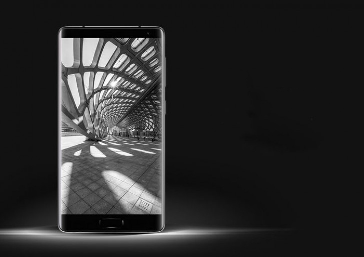 Doi thu cua Galaxy S8 voi man hinh cong, gia 330 USD hinh anh