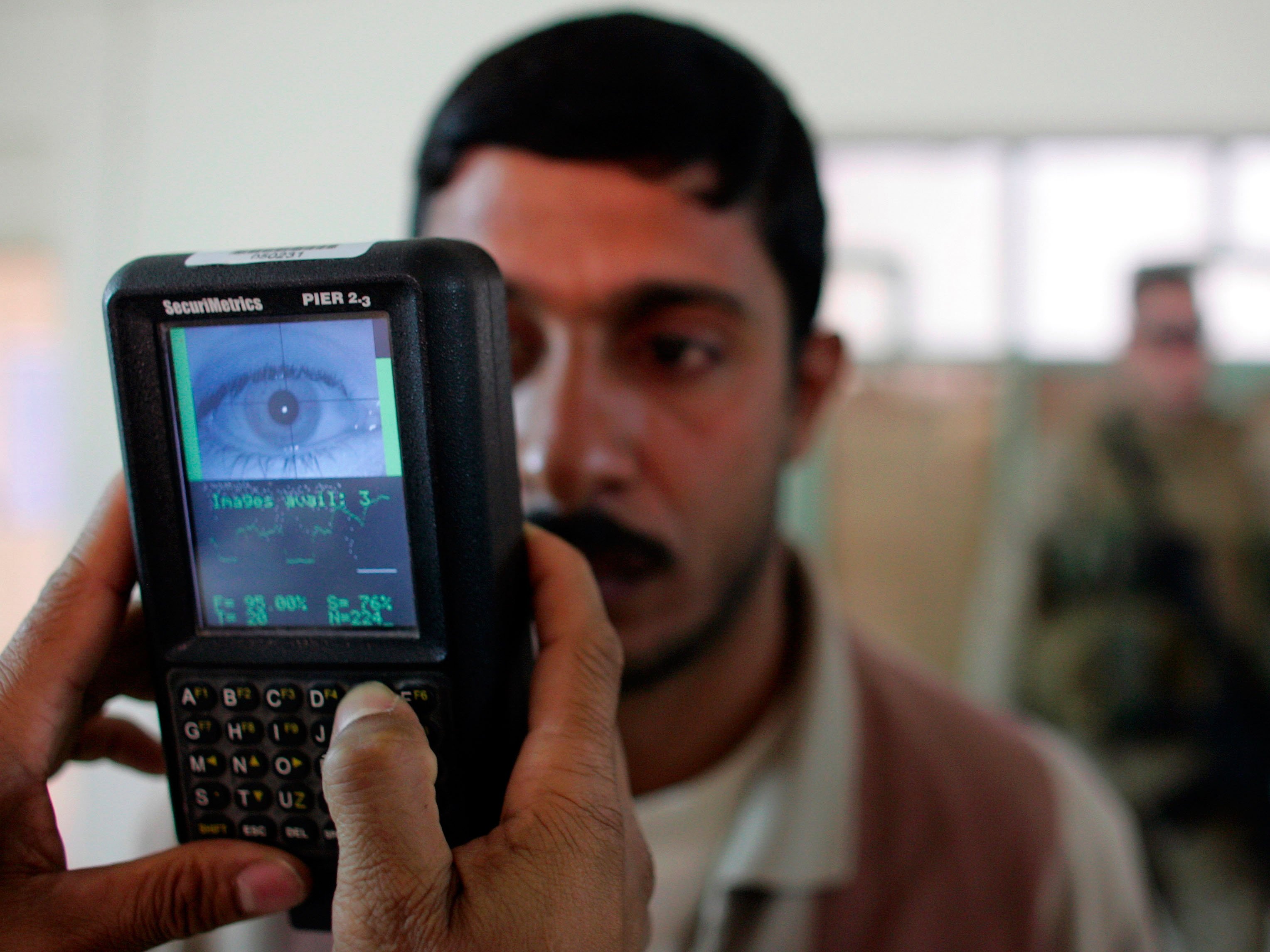 Singapore thu thap hinh anh mong mat cua cong dan hinh anh