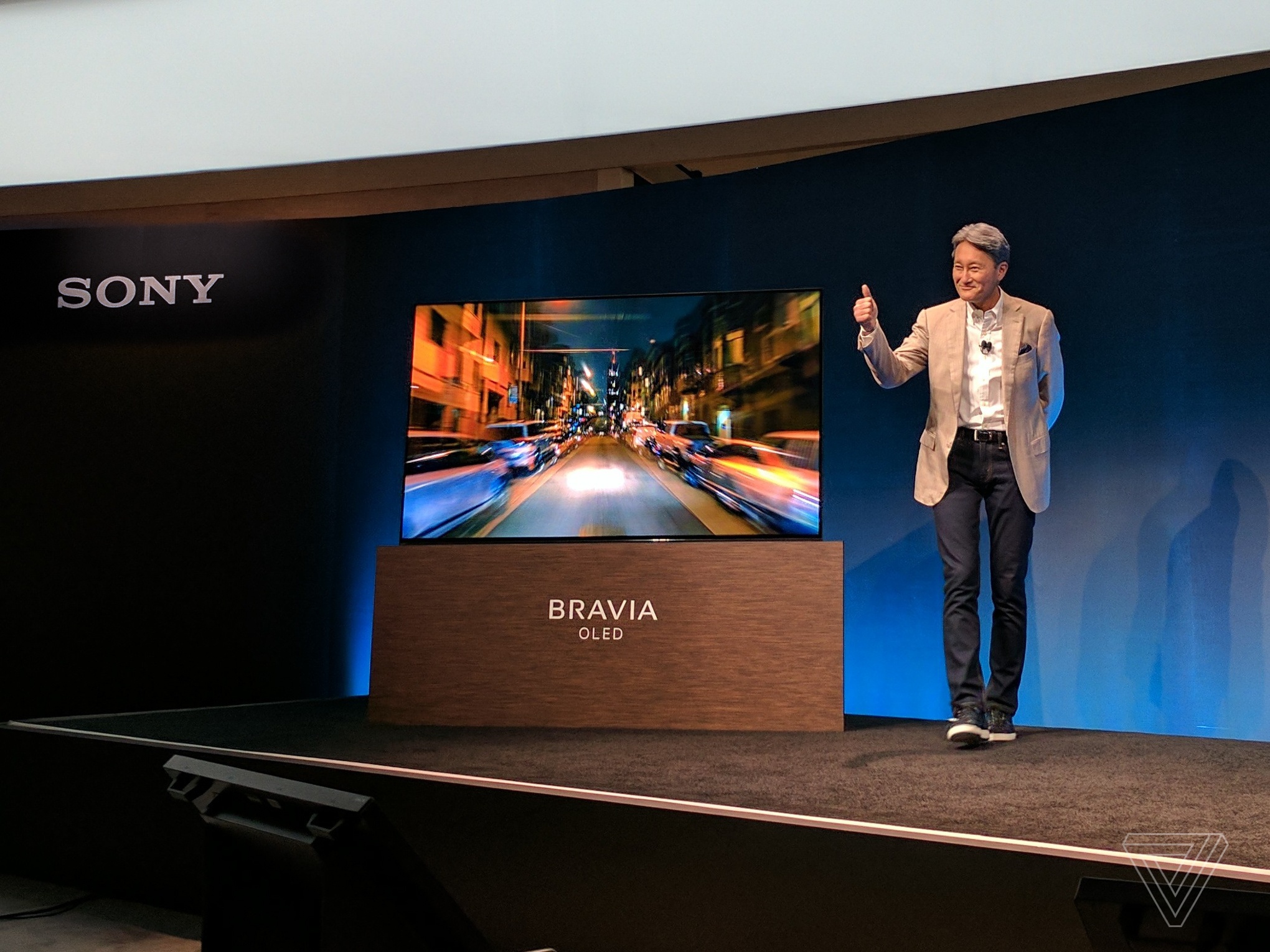 Sony ra mat TV OLED 4K dau tien, khong can loa ngoai hinh anh
