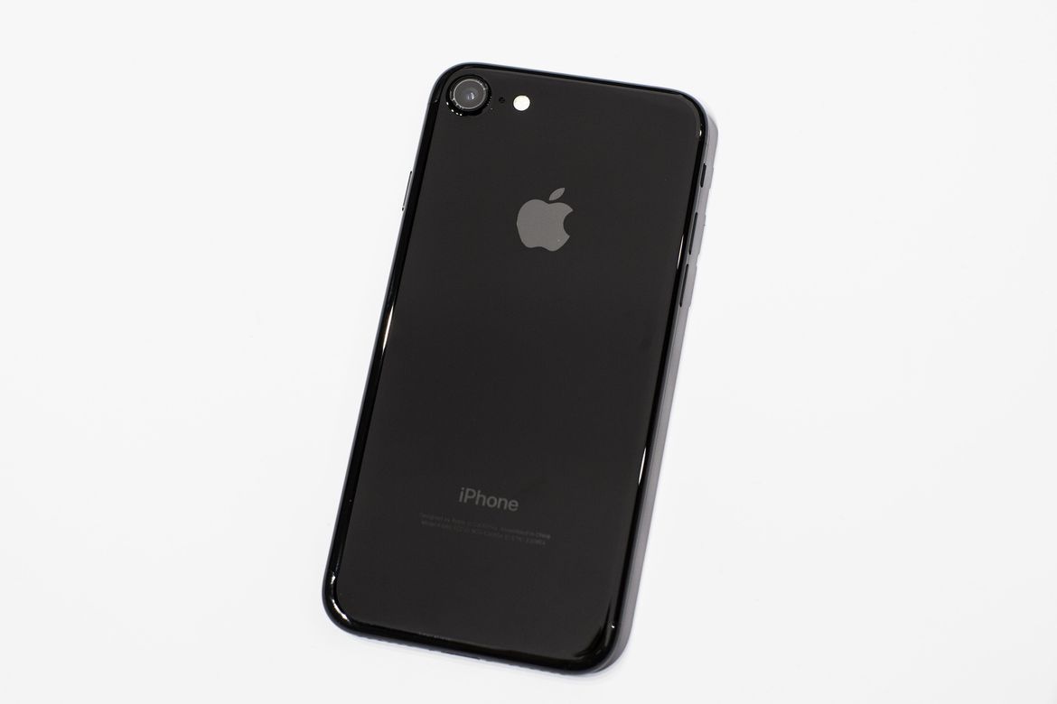 Tuong lai, iPhone Jet Black khong con bi tray xuoc hinh anh