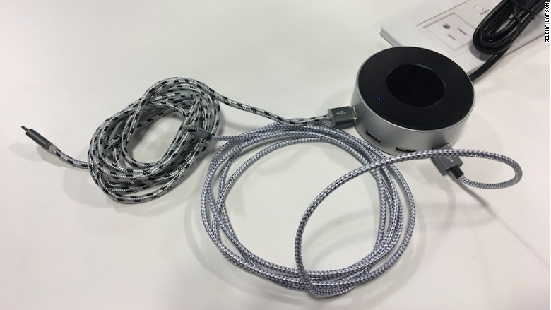 Vi sao khong nen sac dien thoai o noi cong cong? hinh anh