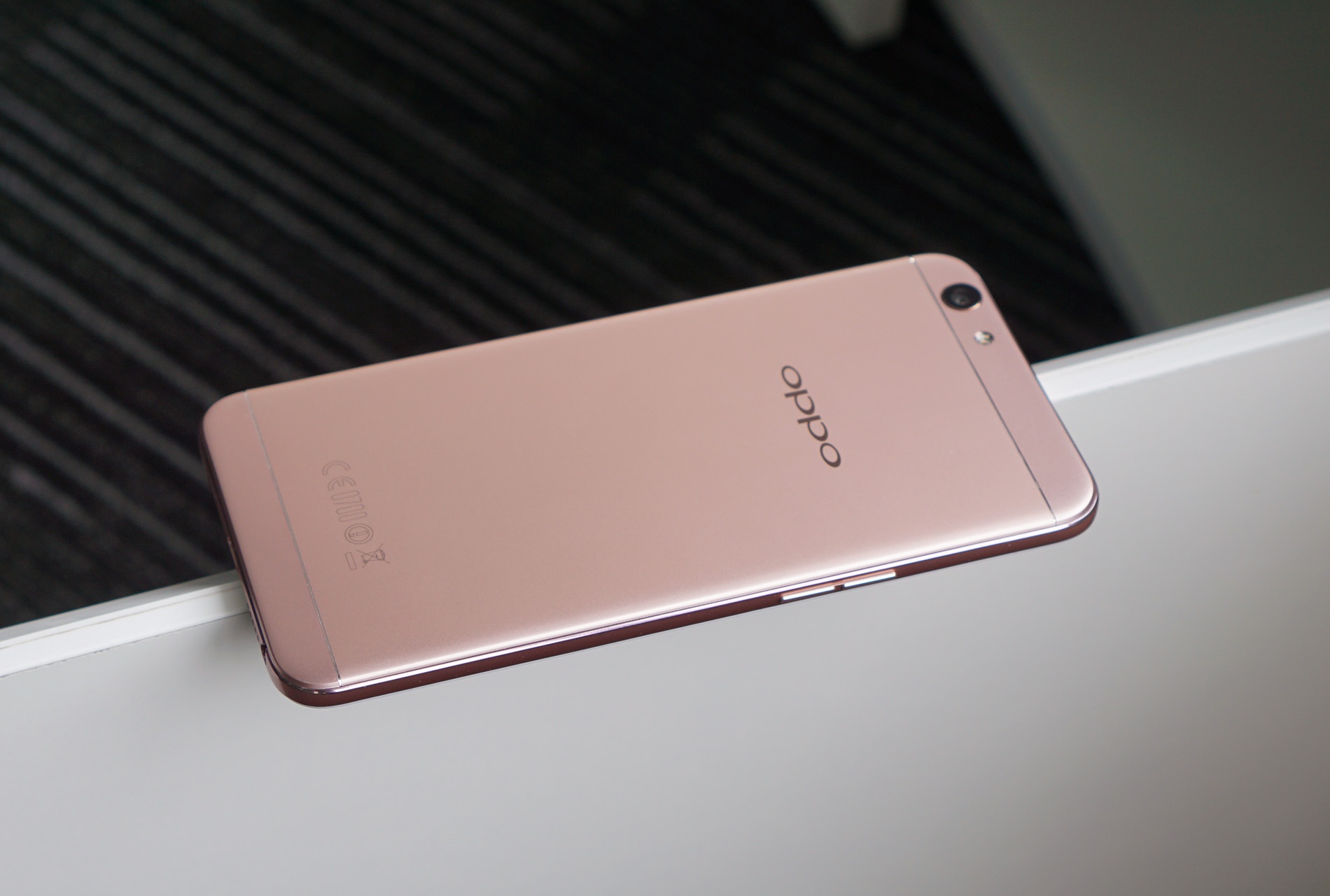 Danh gia Oppo F1s 2017: Nang cap chua sang gia hinh anh