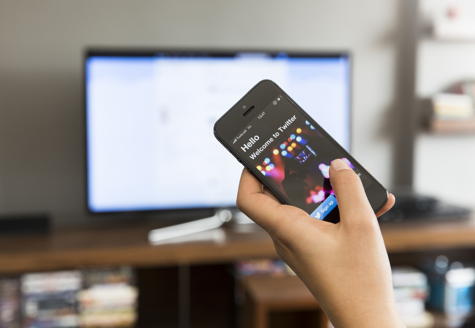 TV, smartphone dang tro thanh tai mat cua nha quang cao hinh anh