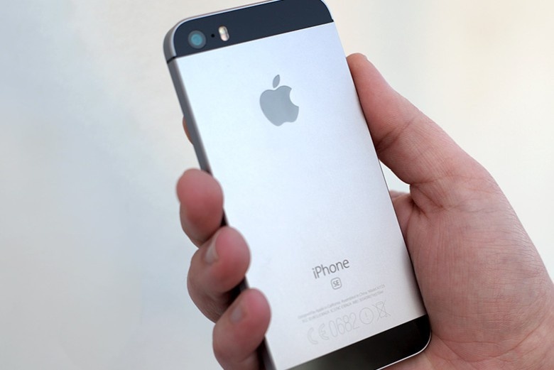 Nha ban le tra lai hang ton, iPhone SE sap ra ban nang cap? hinh anh