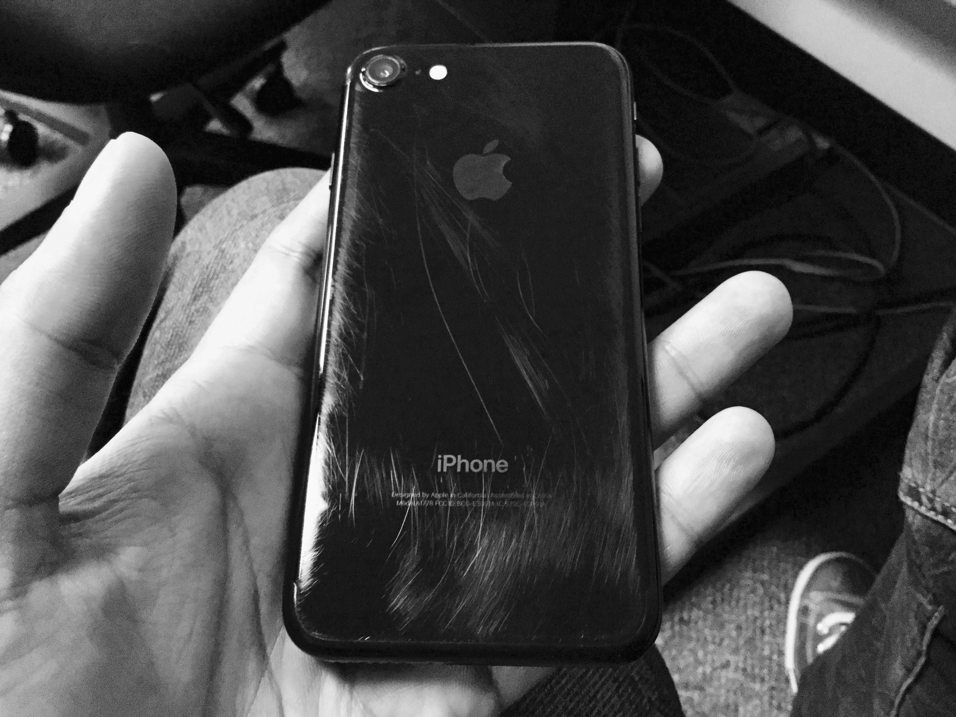 E khach, iPhone JetBlack thanh mau re nhat hinh anh