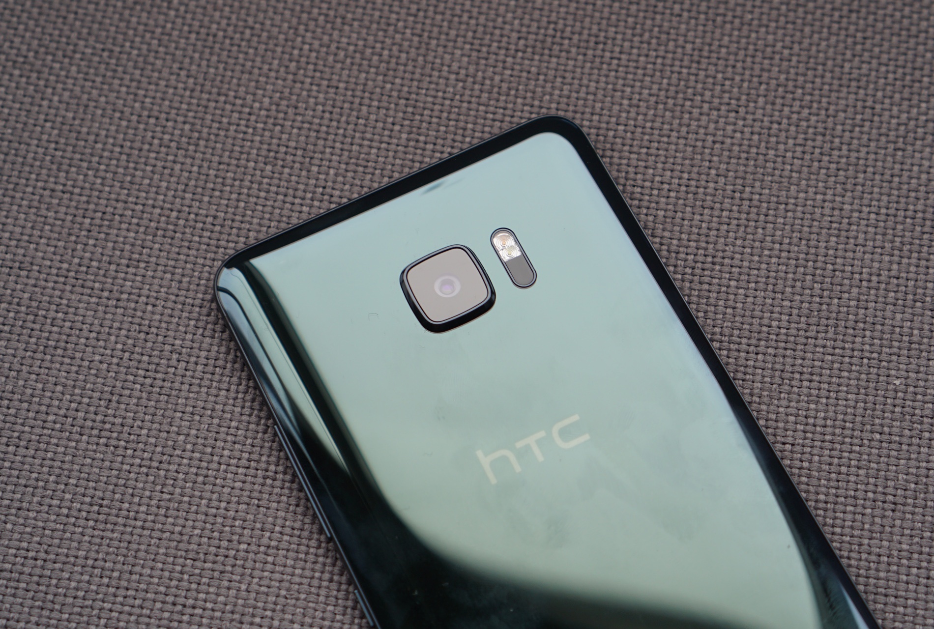Mo hop HTC U Ultra anh 5