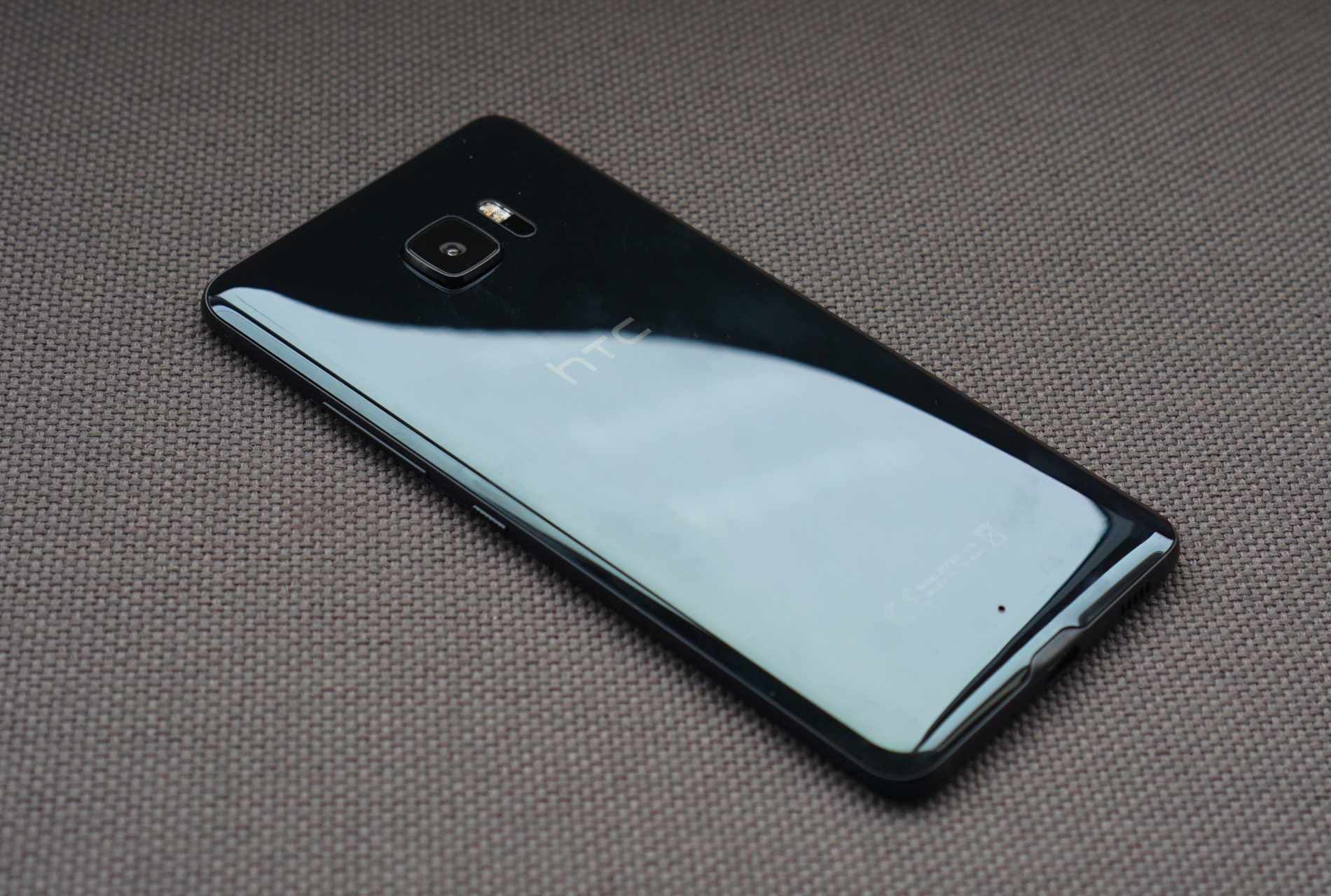 Mo hop HTC U Ultra anh 3