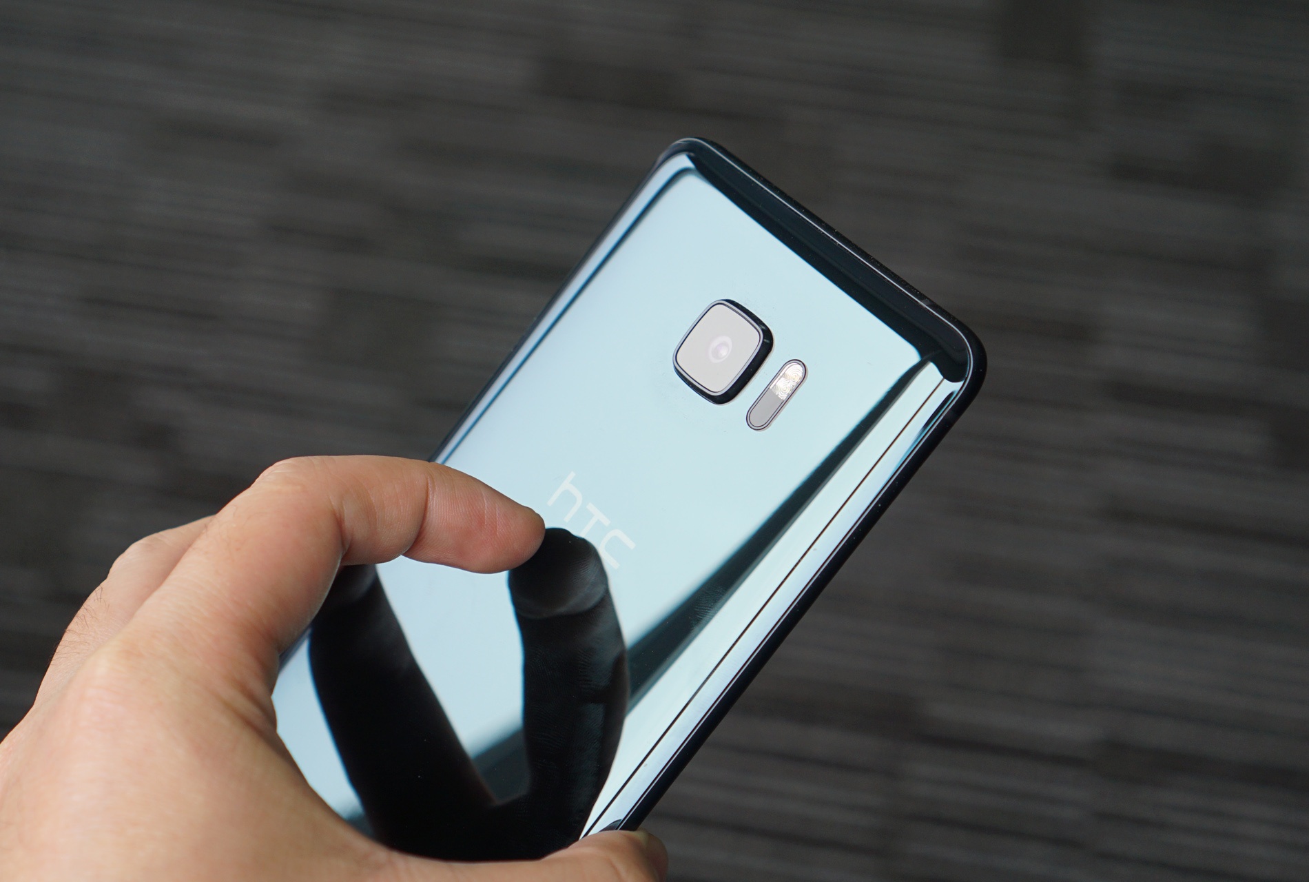 Mo hop HTC U Ultra: Bom tan dau nam hinh anh