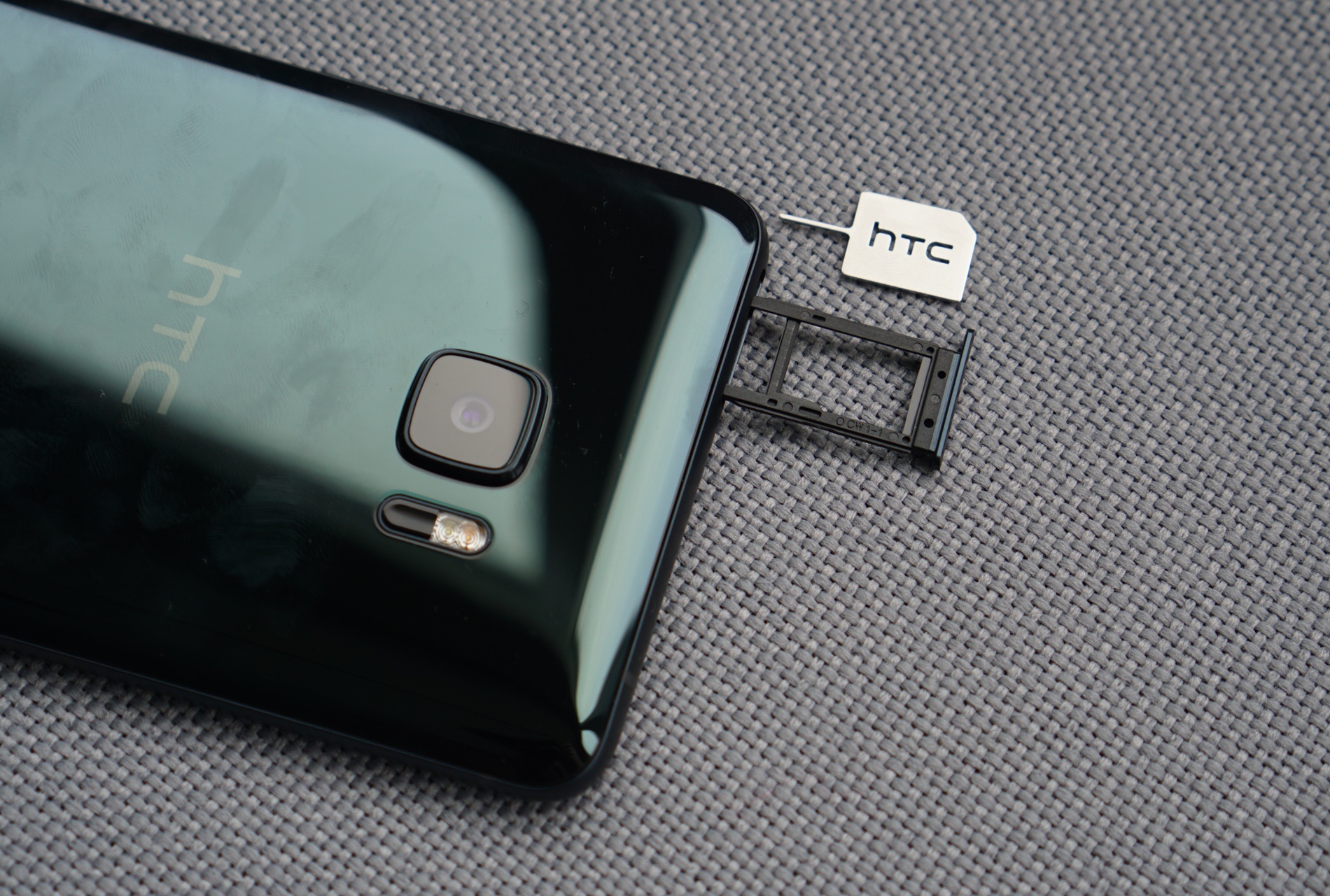 Mo hop HTC U Ultra anh 8