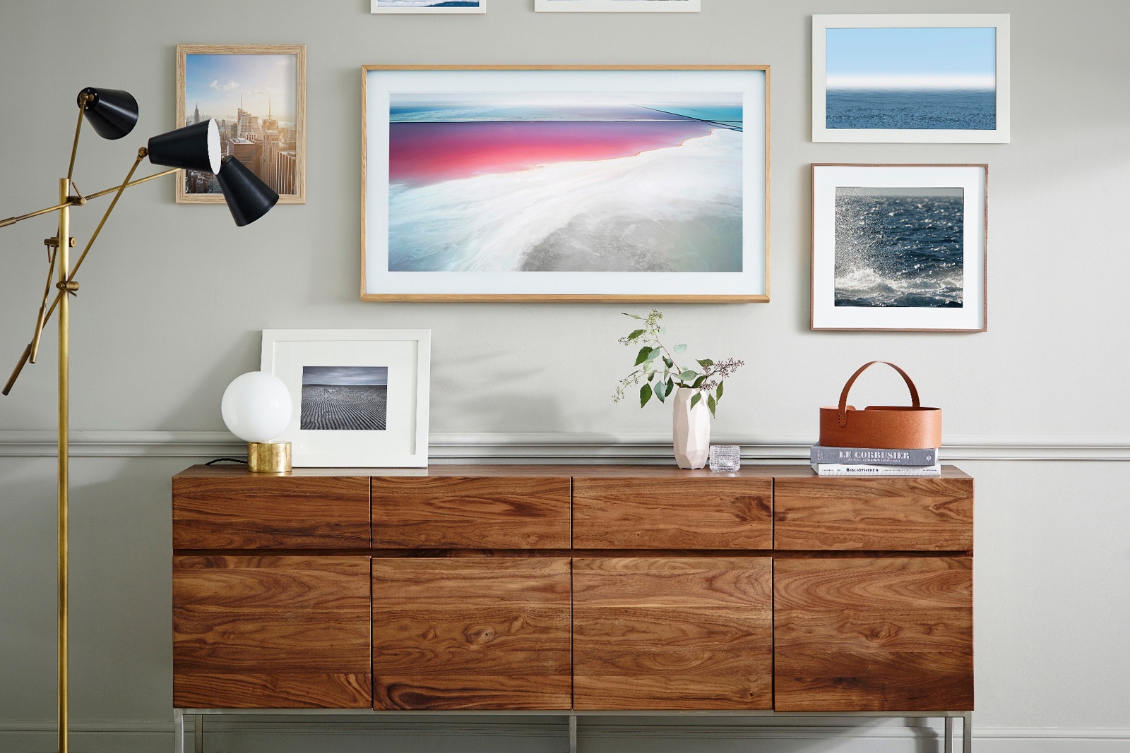 TV dung khung go nhu tranh treo tuong hinh anh