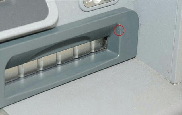 Phat hien camera sieu nho trom mat khau ATM tai Anh hinh anh