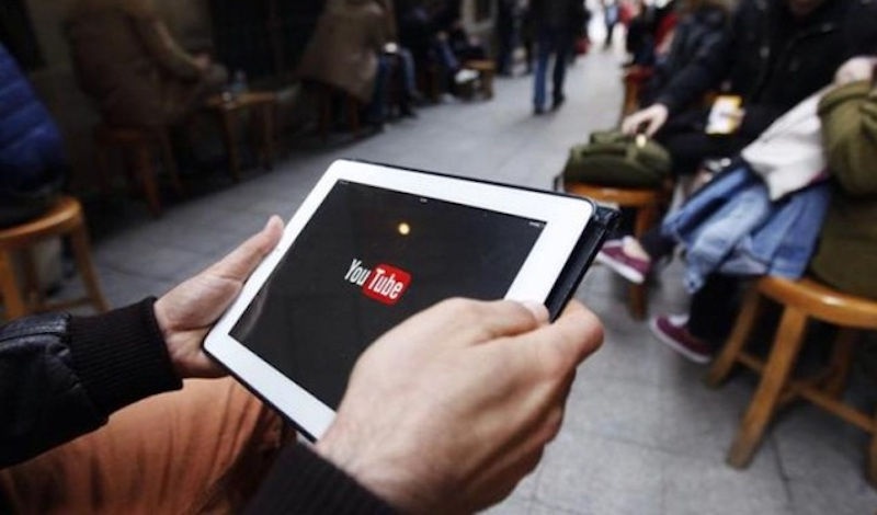 Google xin loi vi YouTube hien thi quang cao tren video cuc doan hinh anh