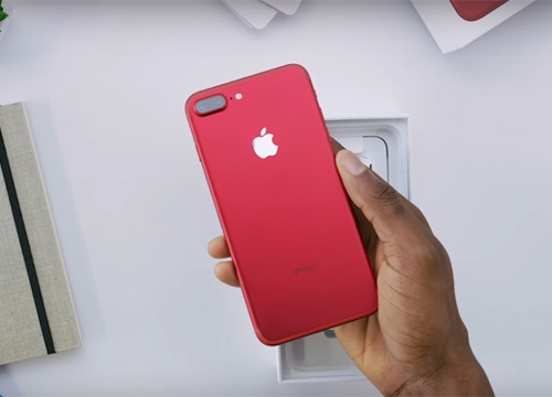 Nguoi Trung Quoc len con sot iPhone 7 mau do hinh anh