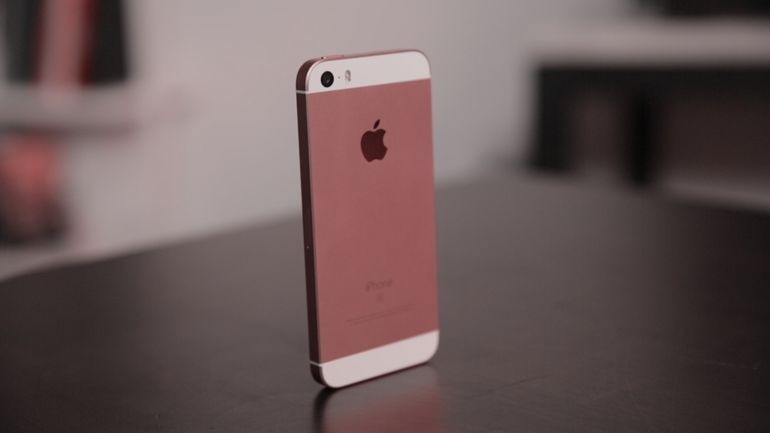 Co nen mua iPhone SE thoi diem nay? hinh anh