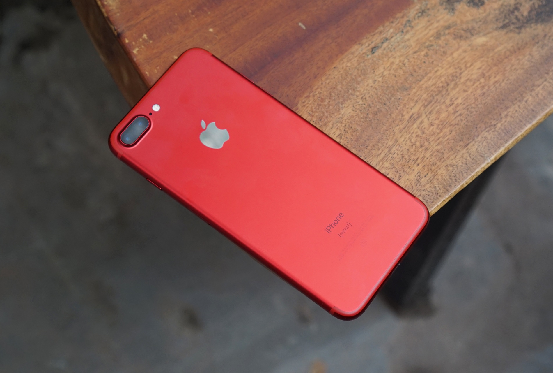 Can canh iPhone 7 Plus do tai VN: Doc, dep, gia cao hinh anh