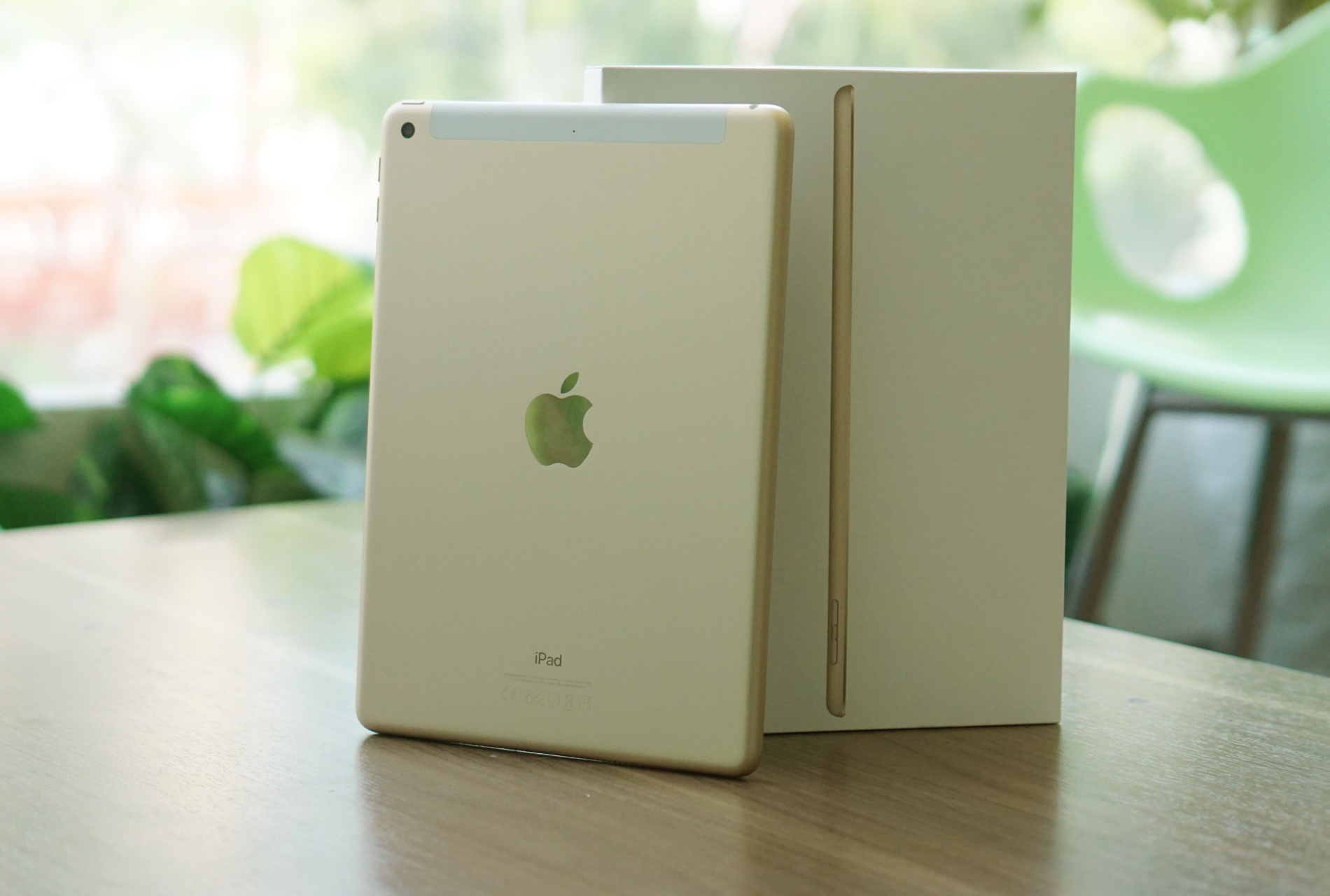 Mo hop iPad 2017 hinh anh