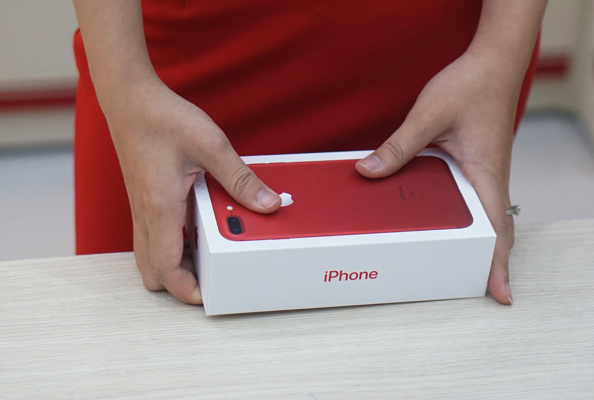 iPhone 7 mau do chinh hang len ke som tai Viet Nam hinh anh