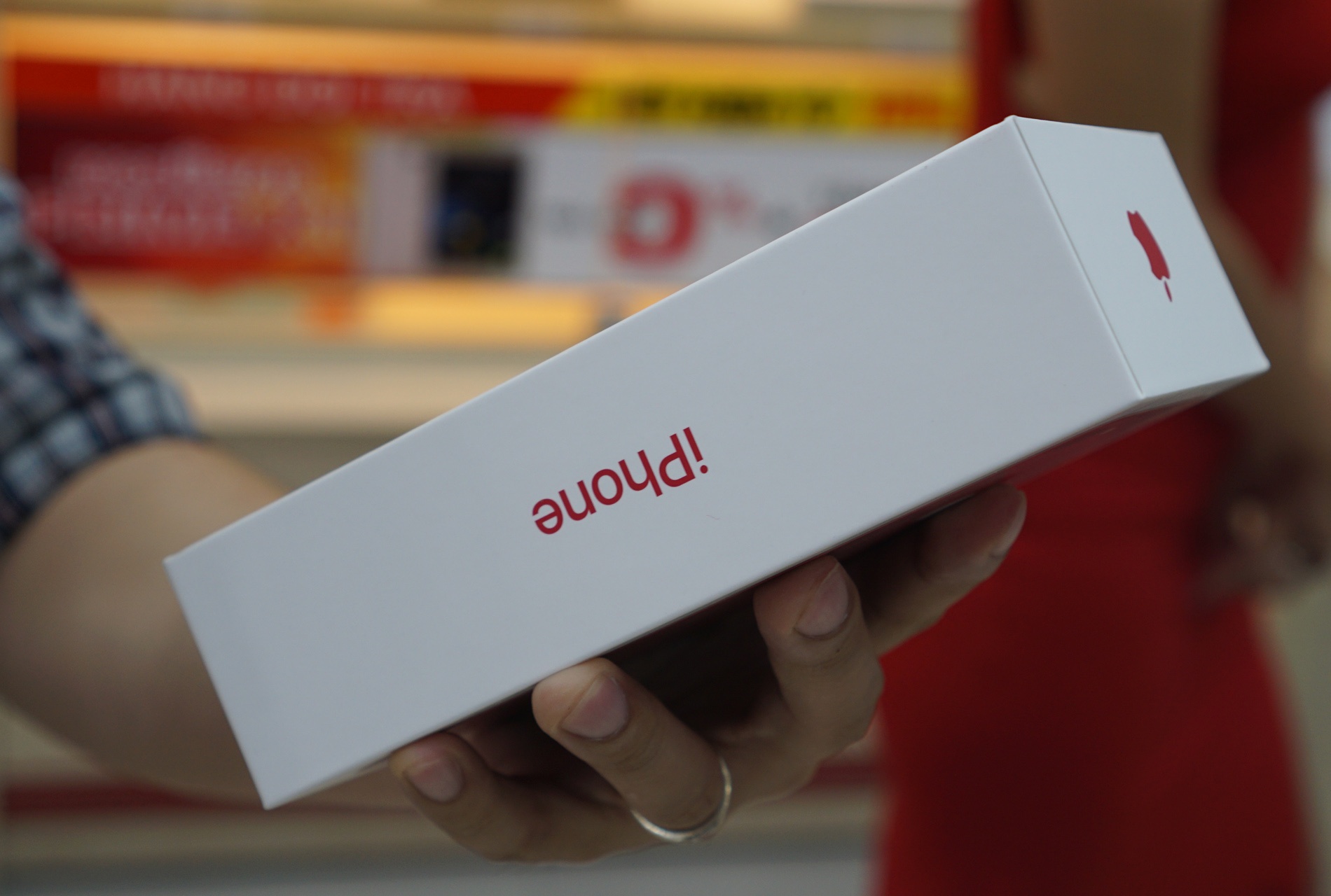 iPhone 7 mau do chinh hang len ke anh 4