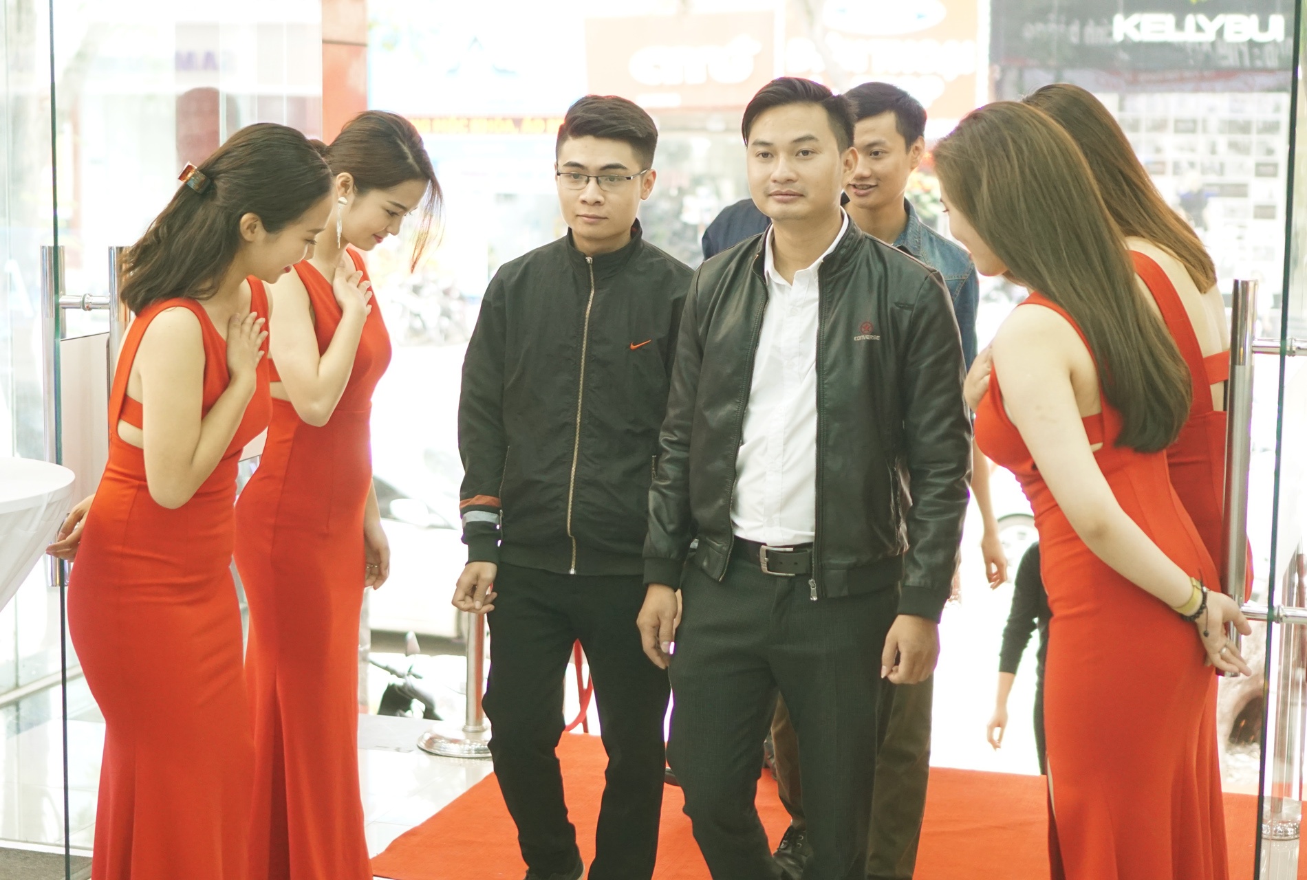 iPhone 7 mau do chinh hang len ke anh 2