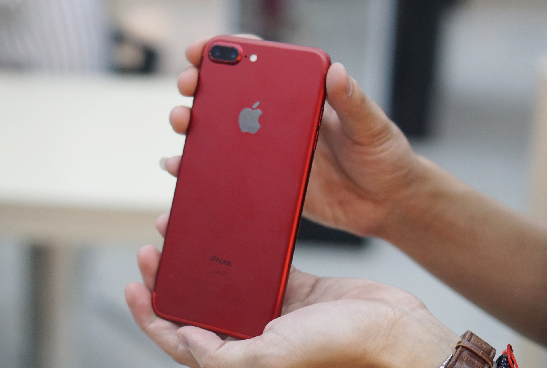 iPhone 7 mau do chinh hang len ke anh 6