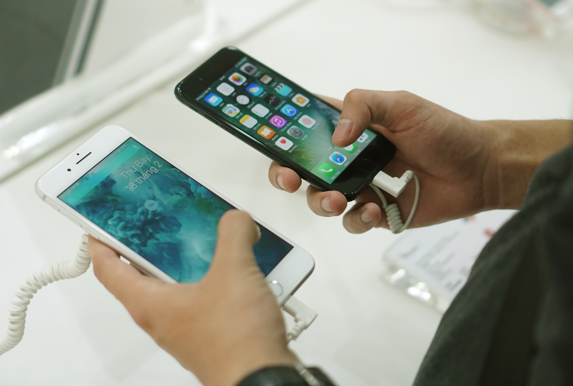 iPhone xach tay trong muon trung vay cua ong lon ban le hinh anh