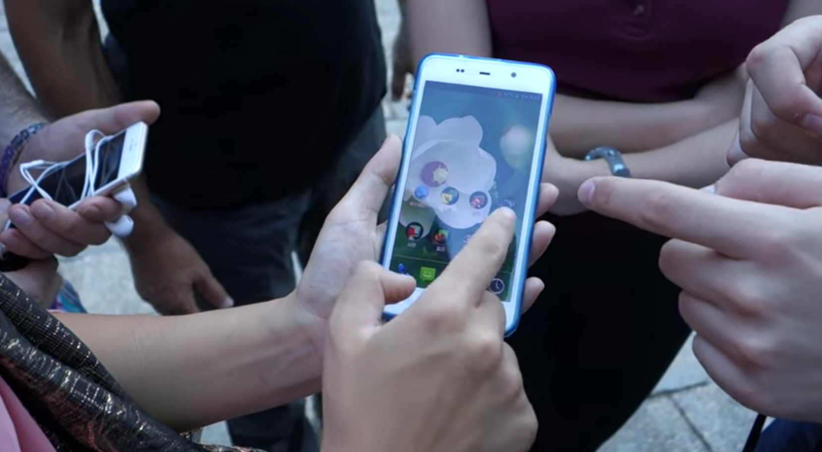 Can canh smartphone cua Trieu Tien hinh anh