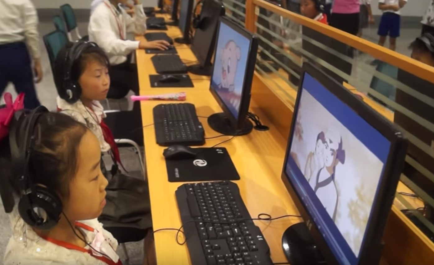 Tre em Trieu Tien hoc su dung may tinh hinh anh