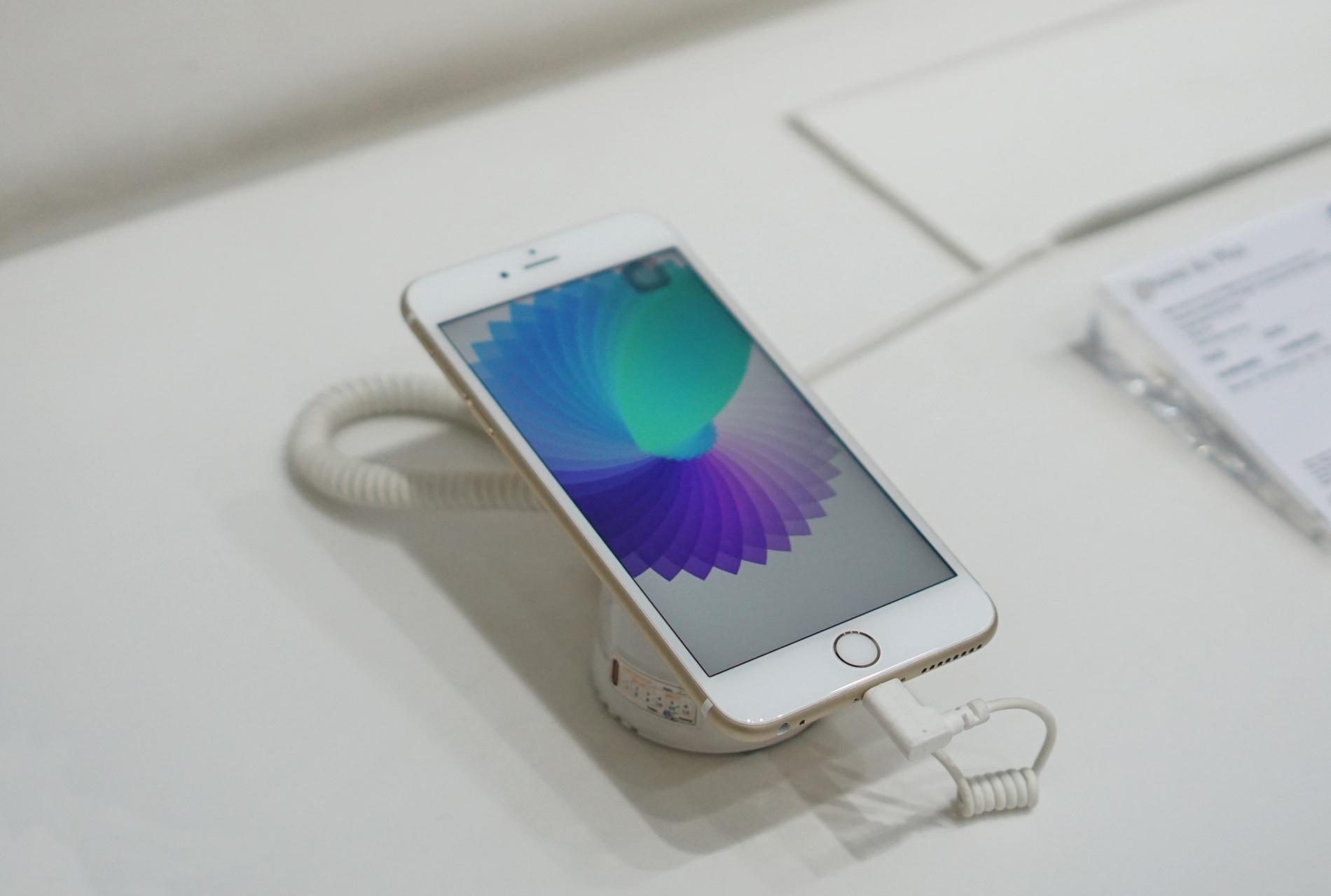 iPhone xach tay van ban tot sau hang loat thong tin bat loi hinh anh