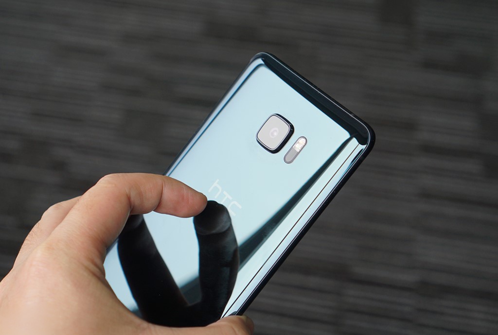 Smartphone 2 man hinh cua HTC giam gia them 1 trieu hinh anh