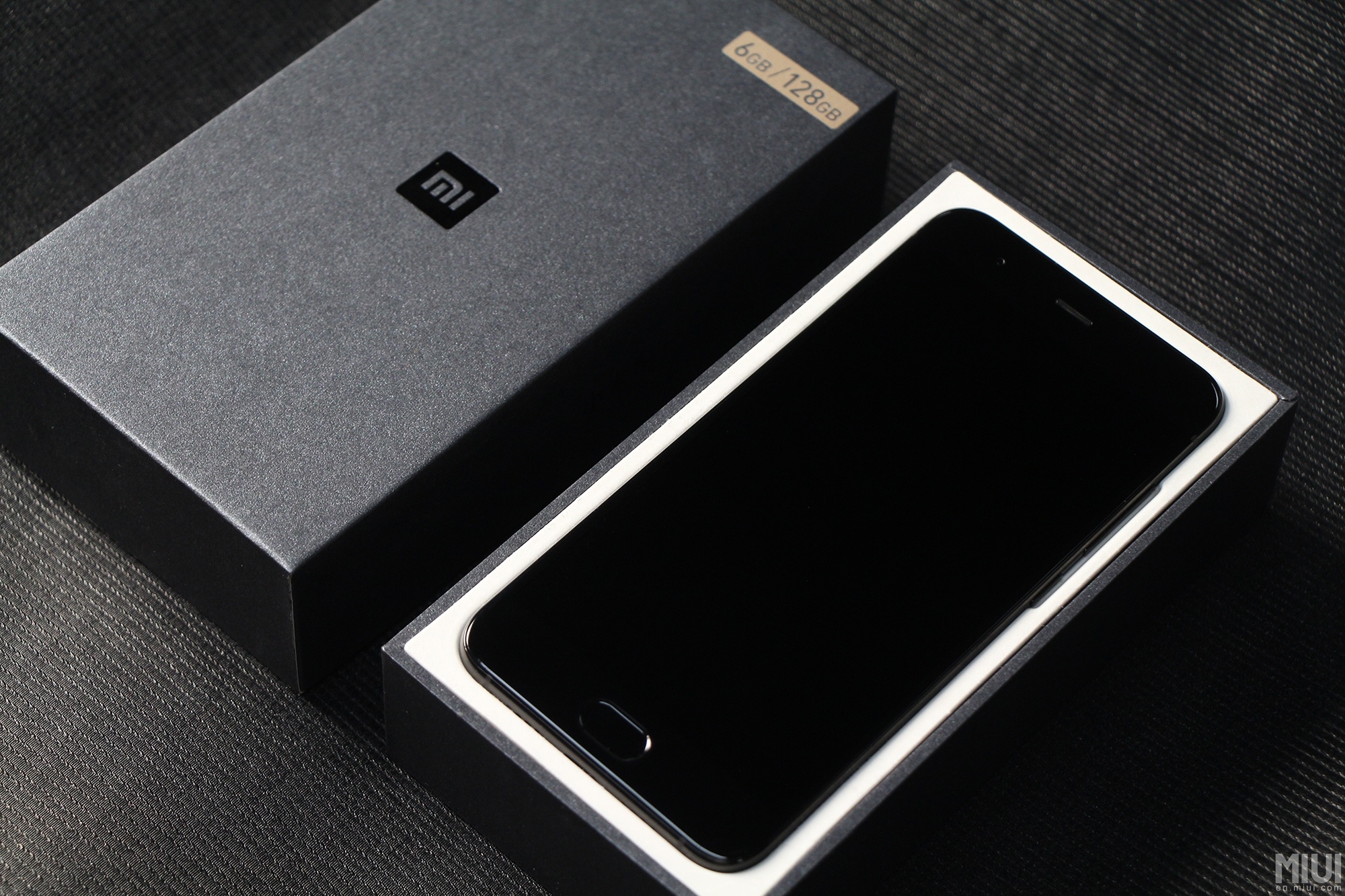 Mo hop Xiaomi Mi 6 hinh anh