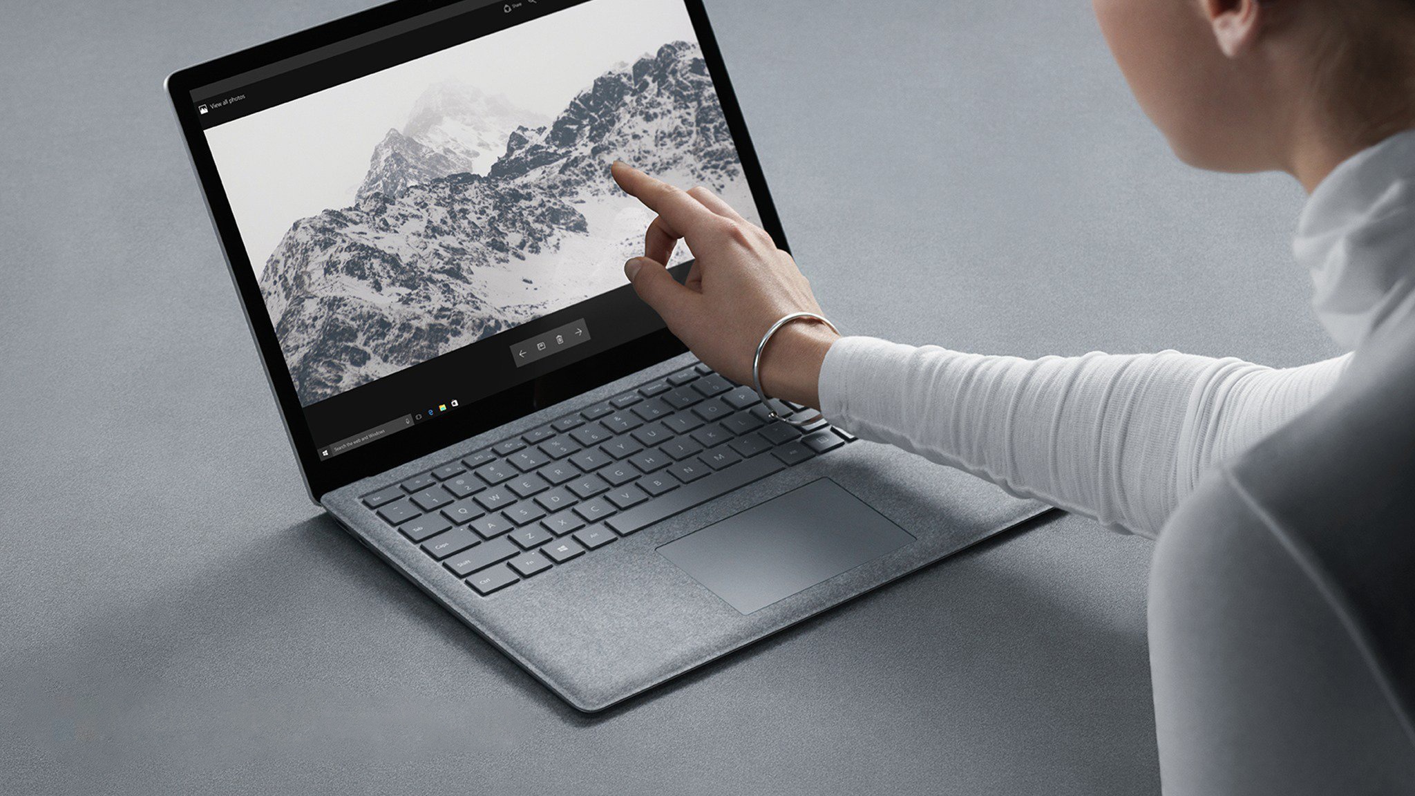 Microsoft ra mat Surface Laptop gia 999 USD doi dau MacBook hinh anh