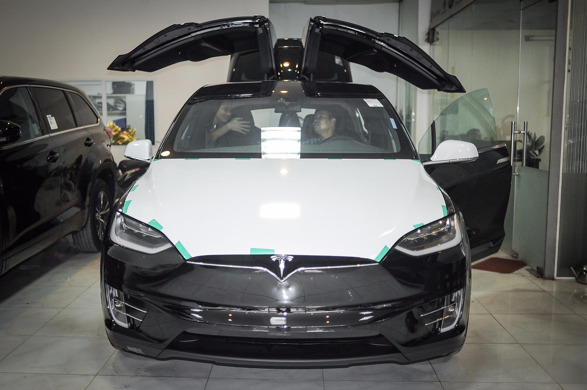 Tesla Model X dau tien lan banh tai Ha Noi hinh anh