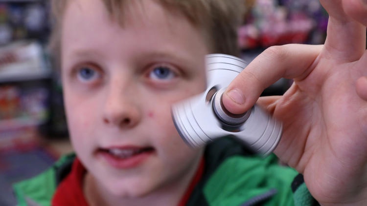 Fidget Spinner thanh moi nguy tai cac truong hoc o My hinh anh