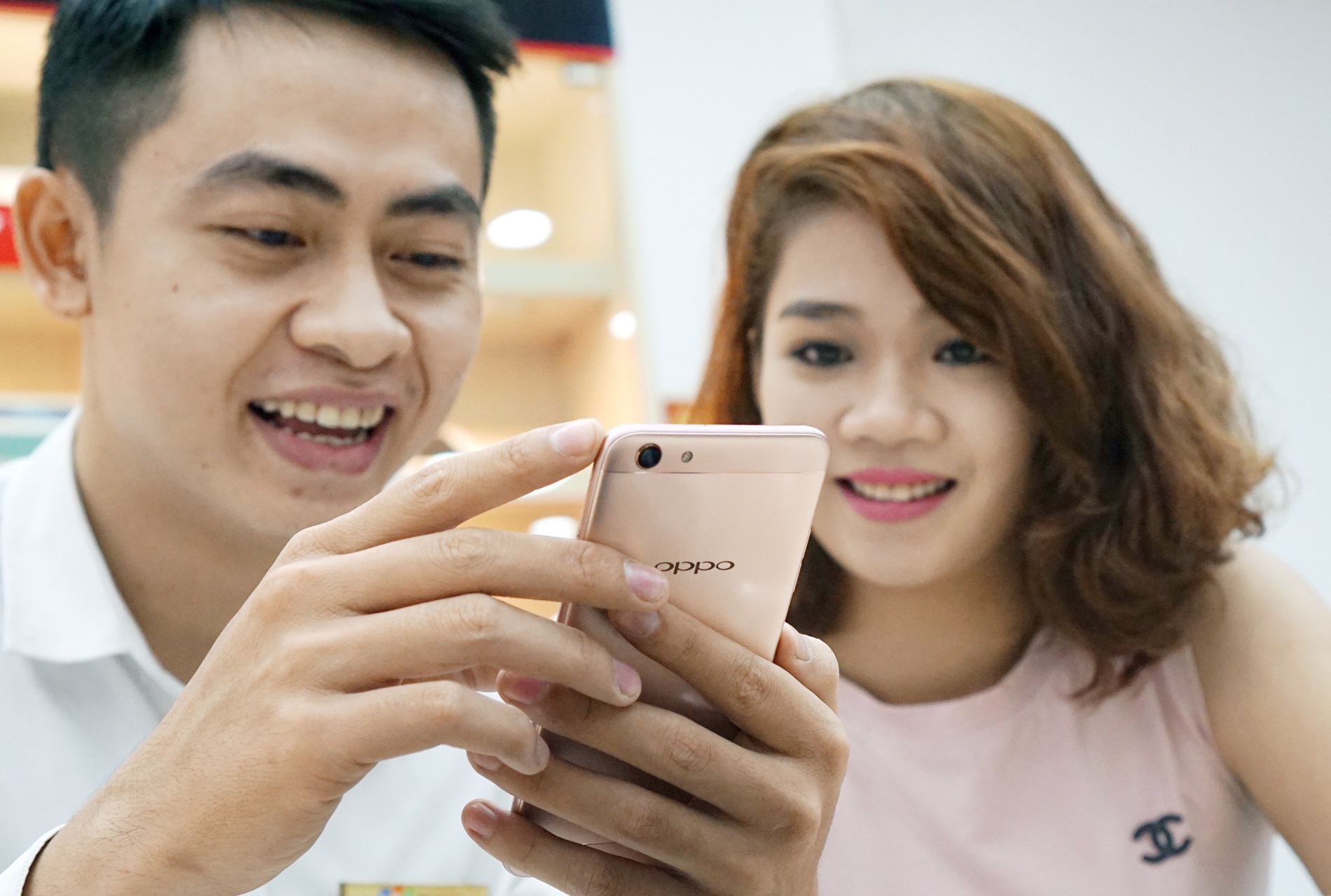 Dien thoai 2 camera truoc cua Oppo mo ban tai Viet Nam hinh anh