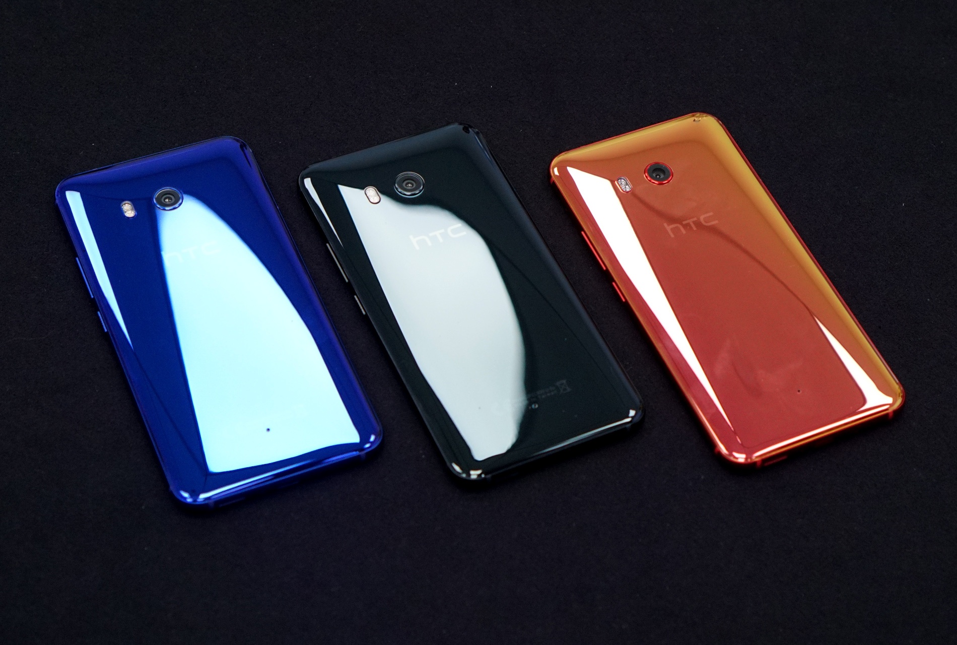 Can canh HTC U11 hinh anh