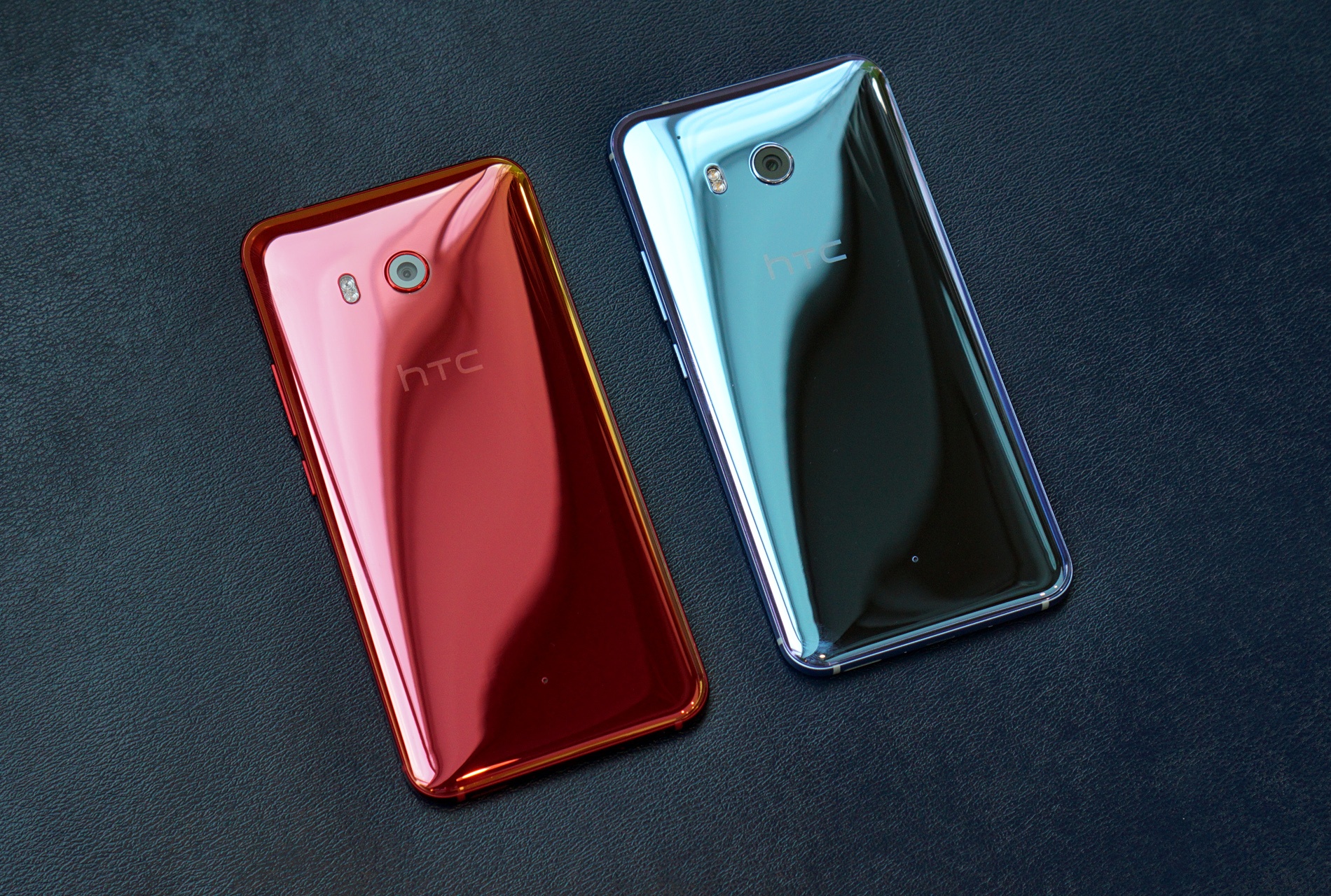 Anh thuc te HTC U11: Thiet ke dang cap, cau hinh sieu manh hinh anh